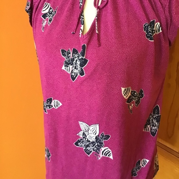 Fuchsia floral feminine sleeveless top - Picture 7 of 9